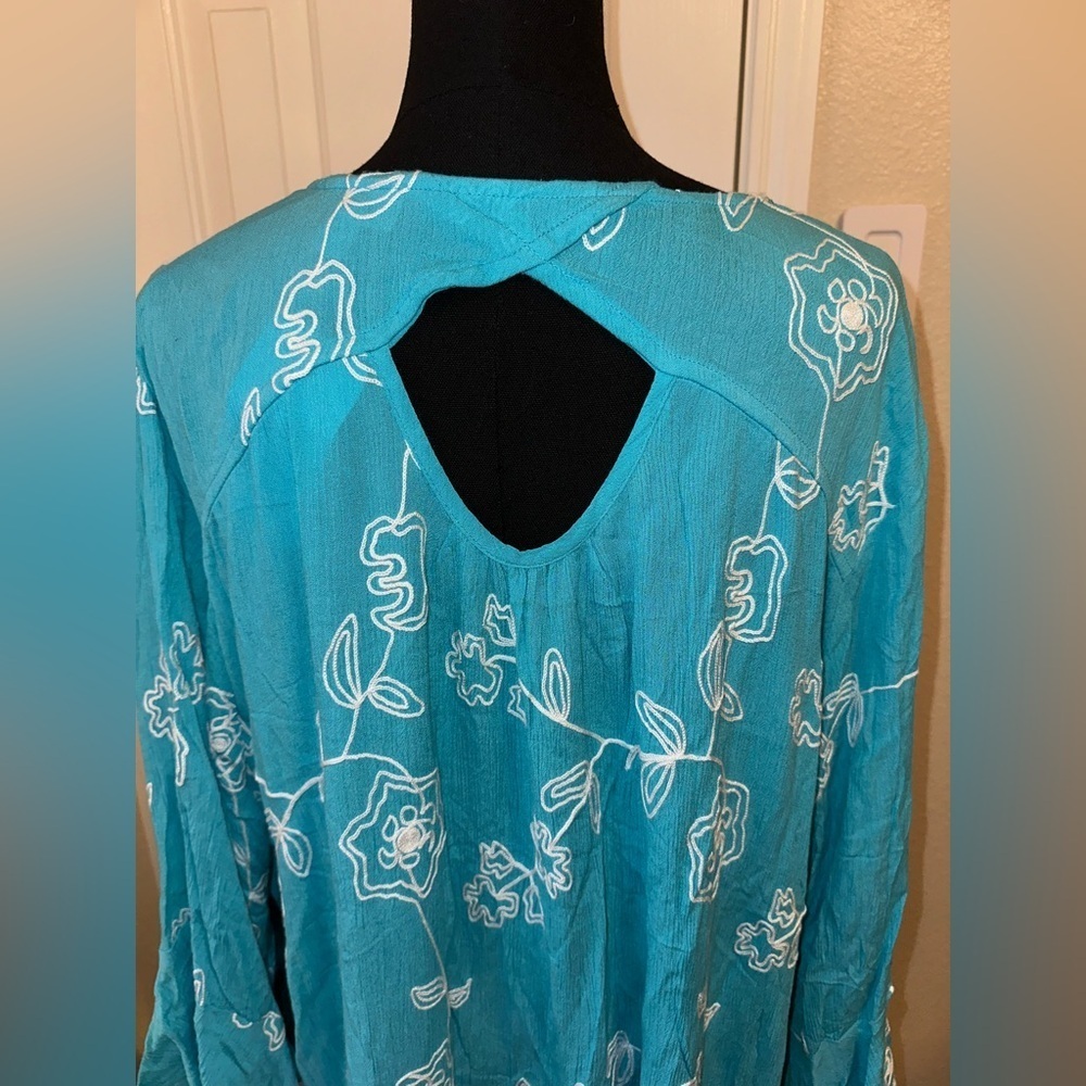 Catherines Blue Tunic Top Women’s 1X NWT Bell Sleeves Keyhole Back Rayon Flowy - Picture 7 of 12